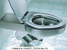 Lipit de WC-ul public !!! - Un barbat din Marea Bri�tanie a fost transportat - Off Topic