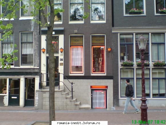 amsterdam-intrare red light district - probabil fata din stanga jos avea - Poze inedite - Original photos
