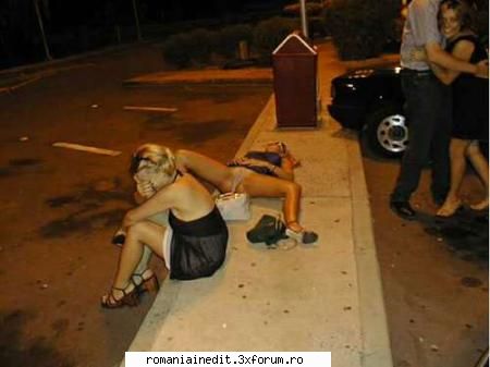 poze belea - doua fete bete muci - Funny